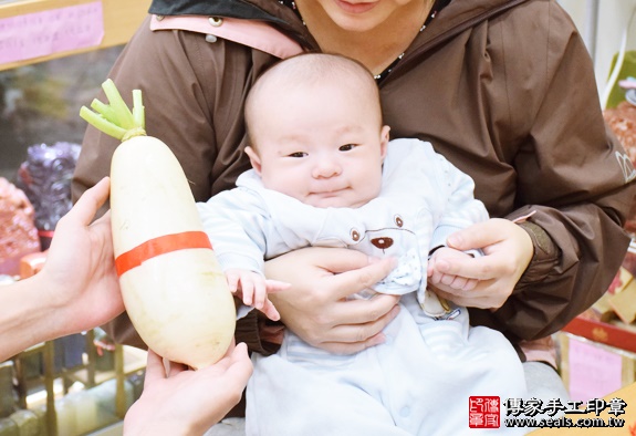 剃胎毛、滿月剃頭、嬰兒剃頭、嬰兒理髮、嬰兒剃髮、嬰兒剃胎毛、嬰兒滿月剃頭、寶寶剃頭、剃胎毛儀式、剃胎毛吉祥話、滿月剃頭儀式、滿月剃頭吉祥話、寶寶剃胎毛、寶寶滿月剃頭理髮、新北永和區剃胎毛、新北永和區滿月剃頭、新北永和區嬰兒剃頭剃胎毛、新北永和區嬰兒理髮、新北永和區嬰兒剃髮、王寶寶(新北永和區嬰兒寶寶滿月剃頭理髮、免費嬰兒剃胎毛儀式吉祥話)。中國風會場，爸媽寶貝免費穿「日中韓」古裝禮服。專業拍照、DVD光碟、證書。★購買「臍帶章、肚臍章、胎毛筆刷印章」贈送：剃頭、收涎、抓周，三選一。2016.01.03 照片13